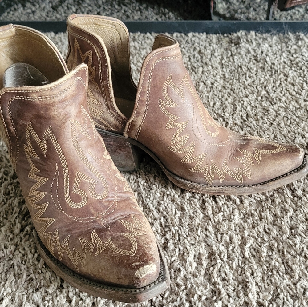 Ariat Dixon Bootie, naturally distressed, brown, size 7.5B (medium width)